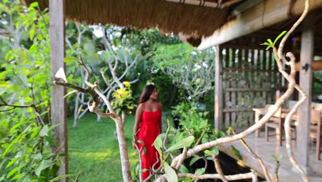Wunderschönes-Asiatisches-Mädchen,-Das-Während-Der-Morgendlichen-Goldenen-Stunde-Durch-Den-Tropischen-Garten-Zum-Eingang-Der-Villa-In-Bali-Geht