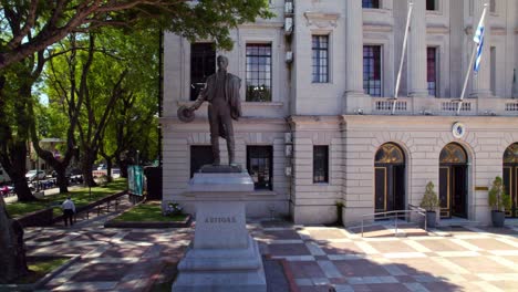 Dolly-shot-of-statue-of-General-Artigas-in-front-of-Colonia-del-Sacramento-municipality-Building,-Uruguay