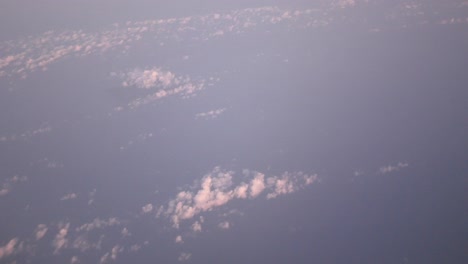 Blick-Auf-Den-Himmel-Beim-Fliegen-über-Die-Flauschige-Wolkenlandschaft-Tagsüber,-Luftaufnahme-über-Den-Wolken-Und-Himmel-Inspirationskonzept,-Natürlicher-Hintergrund-Cloudscape