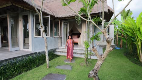 Junge-Asiatische-Frau,-Die-Draußen-Zu-Einem-Garten-Von-Einer-Böhmischen-Tropischen-Villa-In-Bali-Geht