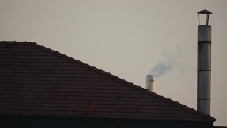 Blick-Auf-Rauchende-Schornsteine-An-Einem-Haus