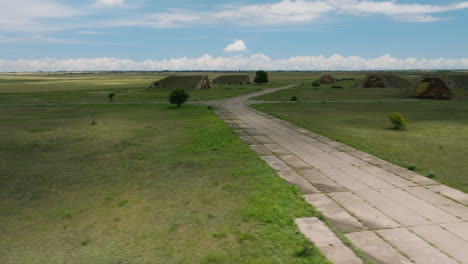 Verlassener-Sowjetischer-Militärflugplatz-Shiraki-Mit-Hangars-Und-Landebahn