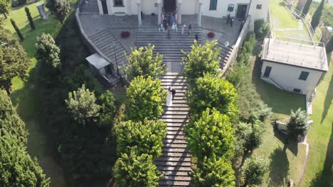 Novio-Y-Novia-Subiendo-Las-Escaleras-Hacia-La-Hermosa-Iglesia