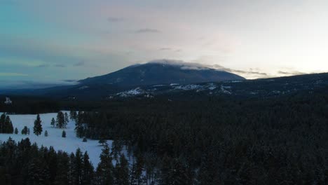 Ehrfurcht-Einflößende-Schönheit:-Ein-Verschneiter-Wald-In-Den-Kanadischen-Rocky-Mountains-Bei-Sonnenuntergang