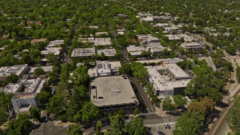 Davis-California-Aerial-V3-Birds-Eye-View-Drohne-Flyover-Urban-Town-Center-Neben-Dem-UC-Davis-Campus-Mit-Landwirtschaftlichem-Ackerland-Im-Hintergrund-Im-Sommer-–-Aufgenommen-Mit-Mavic-3-Cine-–-Juni-2022