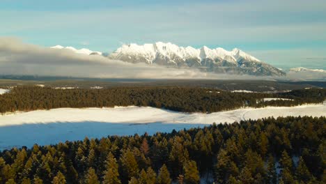 Escena-Majestuosa-Del-Invierno:-Una-Vista-Aérea-Del-Atardecer-De-Montañas-Nevadas-Y-Un-Bosque-Nevado-En-Columbia-Británica