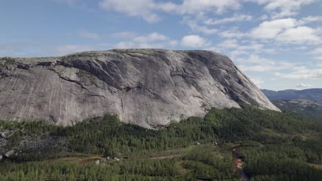 Zoom-Blick-Auf-Haegefjell-Nissedal-Norwegen-Klippen-Nationalwald-Klarer-Himmel