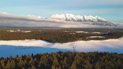Die-Kanadischen-Rocky-Mountains-Bei-Sonnenuntergang:-Eine-Drohnentour-Durch-Einen-Verschneiten-Wald