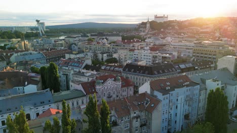 Luftaufnahme-Von-Bratislava-Schönen-Gebäuden-Und-Stadtbild-Am-Sonnigen-Tag,-Slowakei