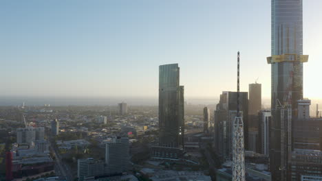 Statische-Luftperspektive-Mit-Blick-Auf-Port-Philip-Bay,-Während-Sich-Der-Verkehr-An-Einem-Herrlichen-Nachmittag-Entlang-Der-Verkehrsadern-Um-Melbourne,-Australien,-Bewegt