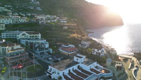 Atemberaubende-Aufnahme-Der-Uferpromenade-Der-Insel-Madeira-Mit-Blick-Auf-Das-Offene-Meer,-Portugal