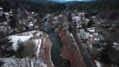Aerial-Flight-with-a-scenic-view-of-Ottauquechee-River-in-winter,-Woodstock,-Vermont