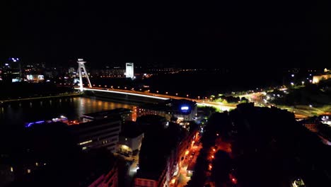 Zeitlupenaufnahme-Des-Stadtbilds-Von-Bratislava-Bei-Nacht,-Spanien,-Europa