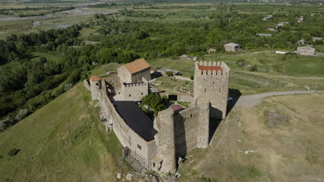 Alte-Mittelalterliche-Schlossfestung-Samtsevrisi-Auf-Hügel-In-Georgia