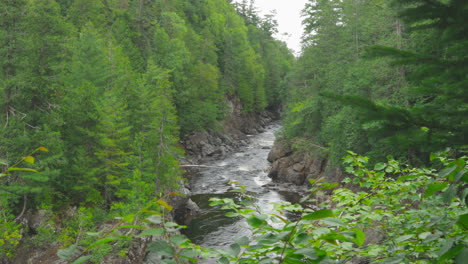 Der-Batchawana-Fluss-Fließt-Durch-Den-Felsigen-Wald-Im-Westen-Von-Ontario