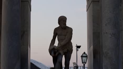 Statue-Eines-Mannes-In-Neapel,-Bevor-Die-Sonne-Aufgeht