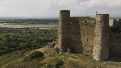 Mittelalterliche-Burgmauern-Von-Samtsevrisi-Auf-Einem-Hügel-über-Der-Georgischen-Landschaft
