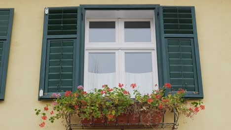 Offene-Fensterläden-Des-Alten-Gebäudes-Zur-Tageszeit