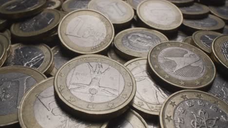 Detailaufnahme-Vieler-Ein-Euro-Münzen