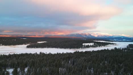 Die-Kanadischen-Rocky-Mountains-Bei-Sonnenuntergang:-Ein-Verschneiter-Wald-Von-Oben-Eingefangen