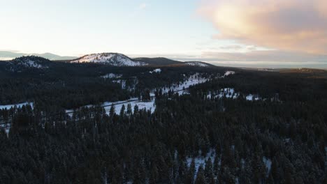 Die-Majestätische-Schönheit-Des-Winters:-Ein-Sonnenuntergang-über-Schneebedeckten-Bergen-Und-Einem-Verschneiten-Wald-In-Britisch-Kolumbien