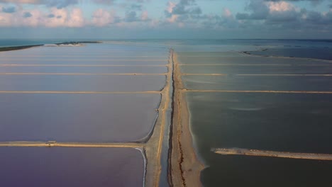 Weite-Luftaufnahme-Von-Rosafarbenen-Seen,-Die-Bei-Sonnenuntergang-In-Las-Coloradas-In-Mexiko-Durch-Sand-Getrennt-Sind