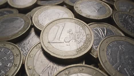Viele-Ein-Euro-Münzen-Auf-Dem-Tisch