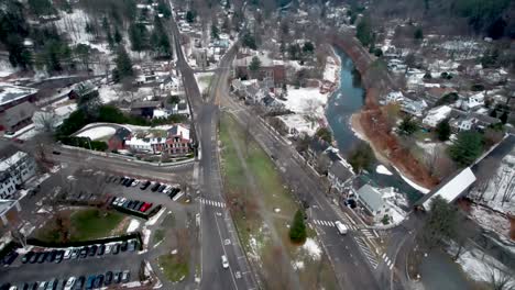 Aerial-Flying-Over-The-Green-Beside-The-Ottauquechee-River-Through-Woodstock-In-Vermont