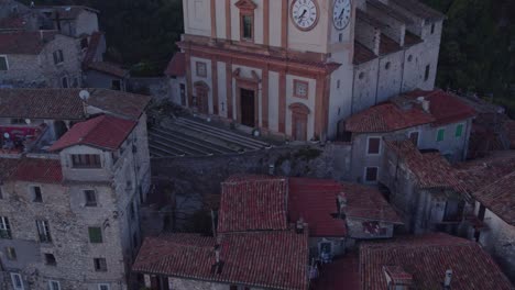 Reveal-shot-of-Church-of-the-Holy-Cross-in-Italian-town-Artena,-aerial