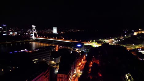 Toma-Aérea-Del-Paisaje-Urbano-De-Bratislava-Por-La-Noche,-España,-Europa
