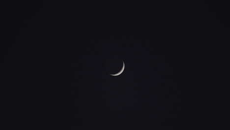 Telephoto-shot-of-a-crescent-moon