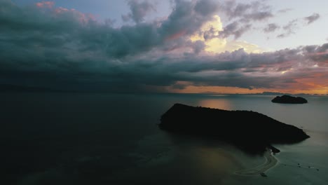 Sich-Bei-Schönem-Sonnenuntergang-über-Meer-Und-Inseln-Bewegen
