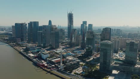 Skyline-Der-Stadt-Guangzhou-Und-Bau-Eines-Wolkenkratzers-Im-Bezirk-Haizhu,-China,-Luftbild