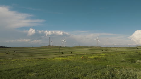 Granja-De-Generadores-Eólicos-En-Campos-Verdes-En-Gori-Bajo-Cielos-Azules,-Georgia