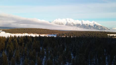 Winterwunderland-In-Der-Region-East-Kootenay-In-British-Columbia-Schneebedeckte-Gipfel-Der-Hughes-Range-In-Der-Goldenen-Stunde