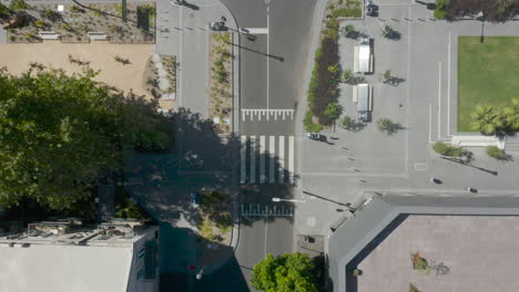 Statische-Luftperspektive-Des-Modernen-Fußgängerwegs-In-Der-Stadt,-Während-Sich-Wanderer-Der-Leeren-Kreuzung-Nähern