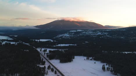 Die-Atemberaubende-Landschaft-Des-Highway-93-Im-Osten-Von-Kootenay,-Kanadische-Rocky-Mountains-An-Einem-Wintertag
