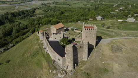 Mittelalterliche-Schlossfestung-Samtsevrisi-Auf-Strategischem-Hügel,-Georgia