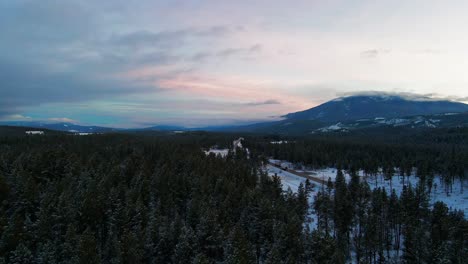 Die-Majestätische-Szenerie-Des-Winters:-Ein-Sonnenuntergang-über-Schneebedeckten-Bergen-In-Britisch-Kolumbien