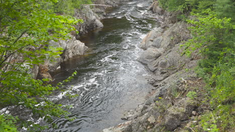 El-Río-Batchawana-Fluye-Desde-Algunas-Cataratas-Hacia-El-Lago-Superior-A-Través-De-Los-Remotos-Bosques-De-Ontario