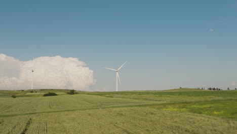 Windgeneratorfarm-In-Grünen-Feldern-Von-Gori,-Georgia,-Unter-Blauem-Himmel