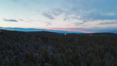 Die-Pracht-Der-Kanadischen-Rocky-Mountains:-Eine-Sonnenuntergangsflugtour-Durch-Einen-Verschneiten-Wald