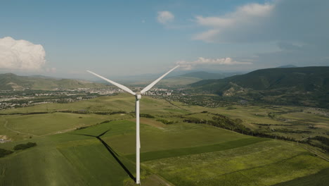 Turbinenschaufeln-Des-Generators,-Die-Sich-Im-Wind-über-Der-Georgischen-Landschaft-Drehen
