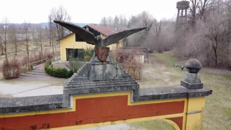 Símbolo-Fascista-Del-Río-Ticino-En-Las-Puertas-De-La-Entrada-De-La-Casa