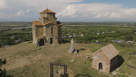 Frühmittelalterliche-Samtsevrisi-kirche-Des-Heiligen-Georgs-Auf-Einem-Hügel-In-Georgia