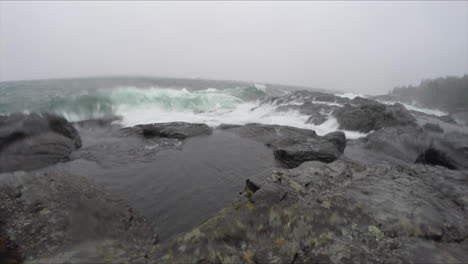 Sehr-Große-Wellen,-Die-In-Einem-Wintersturm-An-Der-Felsigen-Küste-Des-Lake-Superior-Brechen