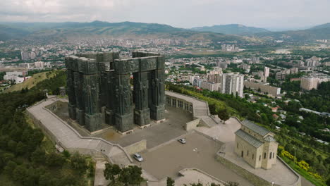 Massive-Chronik-Von-Georgia-Steinsäulendenkmal-über-Der-Stadt-Tiflis