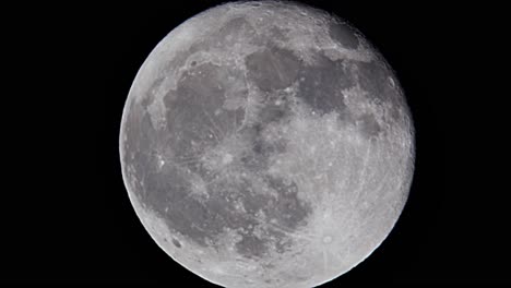 Detailed-full-moon-against-dark,-black-night-sky