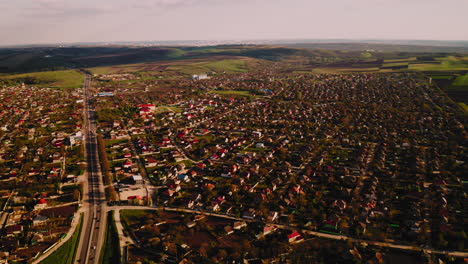 Schöne-Felder-Der-Republik-Moldau,-Dorf,-Wald-Und-Straßen