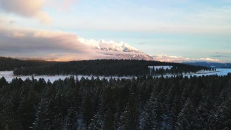 Winterwunderland:-Eine-Sonnenuntergangluftaufnahme-Von-Schneebedeckten-Bergen-In-Britisch-Kolumbien